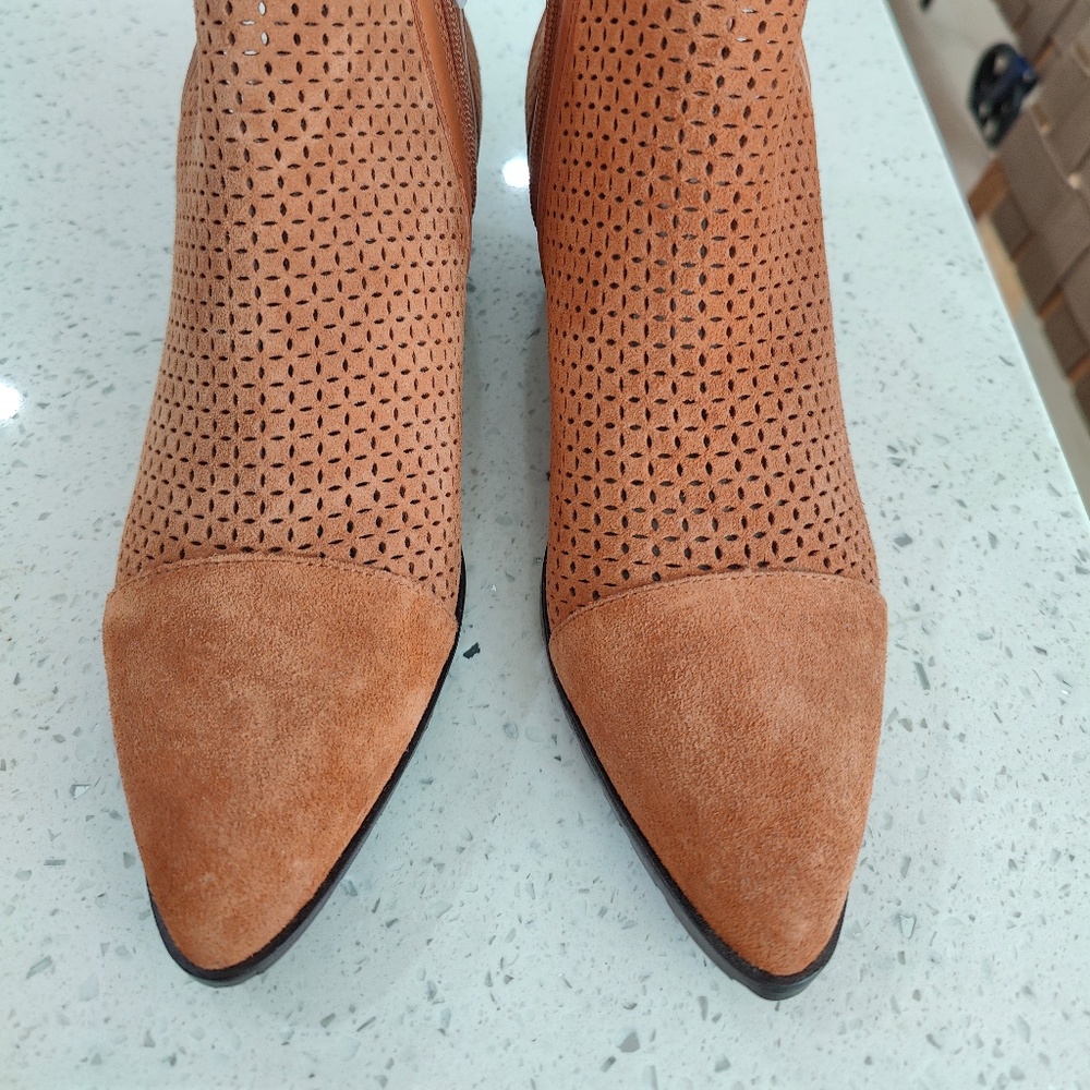 NEW Donald J Pliner Ankle Bootie Size 7